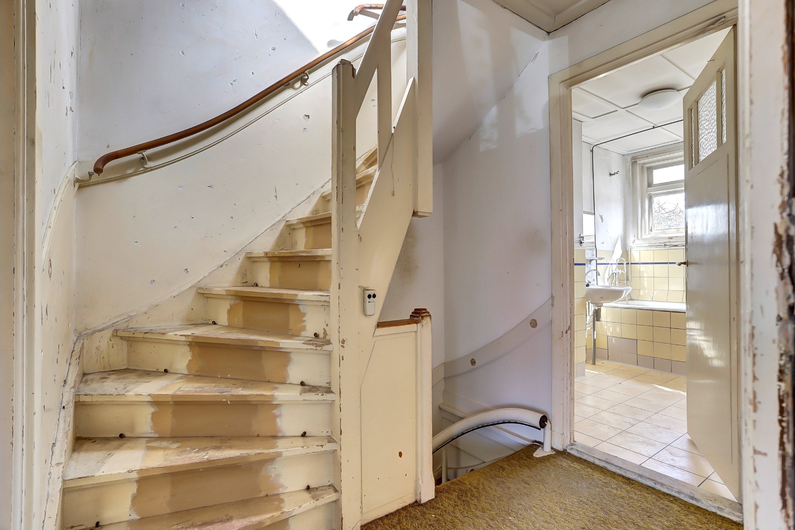 Unieke kans?! Zelf transformeren vanuit de vorige eeuw naar uw eigen hedendaagse smaak, dat kan met deze 5-kamer tussenwoning met 20m diepe tuin! 