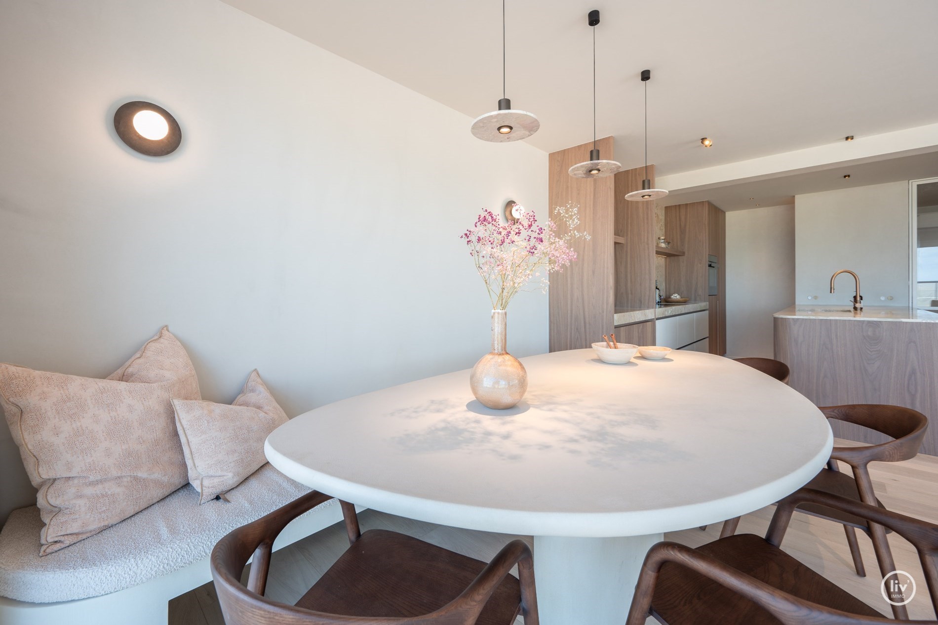 Magnifique appartement d'angle avec vue frontale sur la mer et terrasse orientée ouest situé sur la place de la Tour de Lumière à Knokke. 