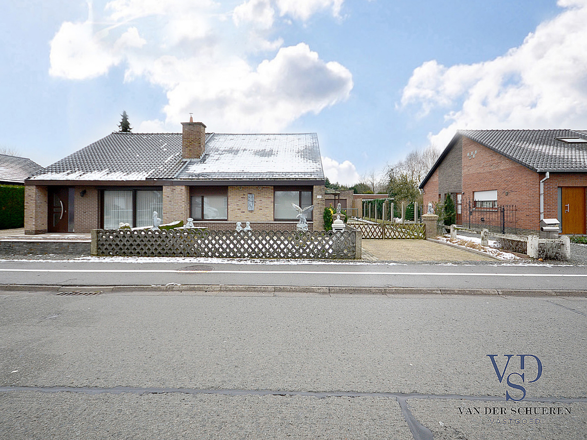 Praktische Half-Open Bungalow met afzonderlijke garage. 
