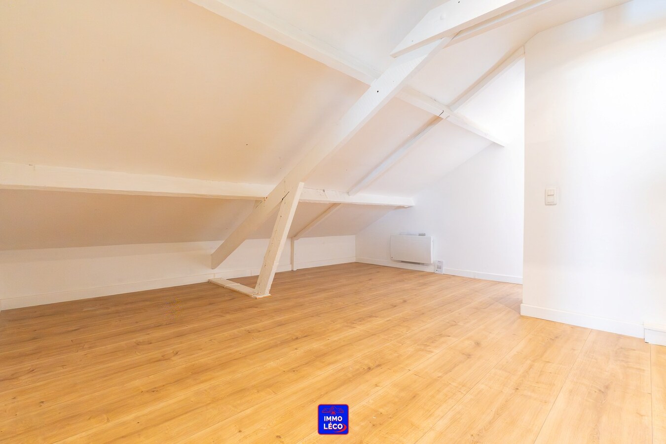 Villa "Semi Plain-Pied" érigée sur 1600m², grand parking, garage, jardin, COUP DE COEUR ! 