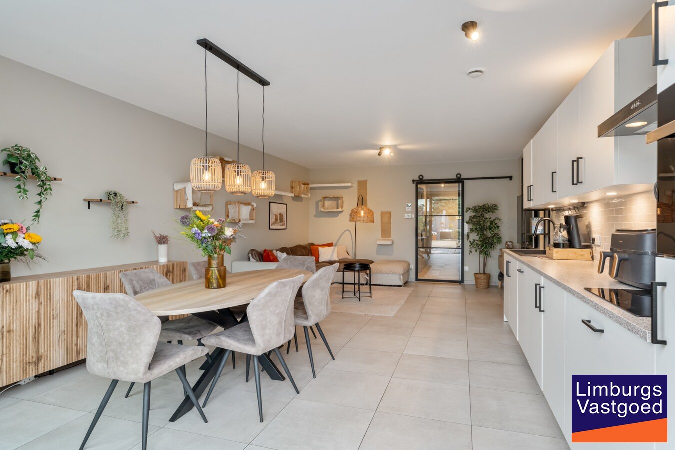 Gelijkvloers appartement (95m²), 2 slpk, ruim terras/tuin, autostaanplaats + kelderberging 