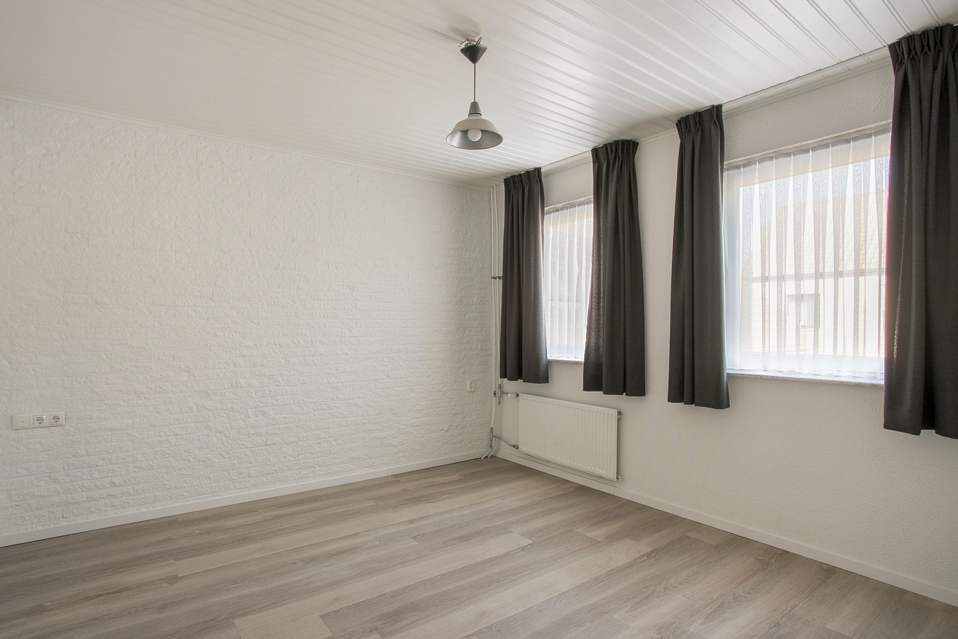 Deze vrijstaande woning met bedrijfsgebouwen staat tegen het bedrijventerrein van Reusel. 