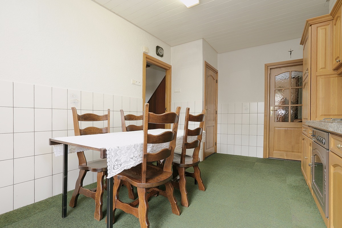 Vrijstaand woonhuis met dubbele garage, erf tuin en ondergrond staande en gelegen te Bergeijk, Bucht 45. 