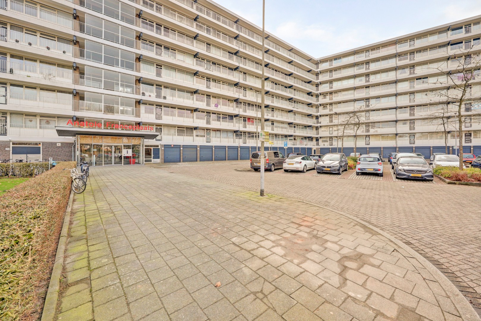 Dit lichte 4-kamer appartement op de 4e verdieping, met 3 slaapkamers, keurige keuken, balkon op het zuiden en berging in de onderbouw is gelegen in de populaire wijk "Ommoord". 