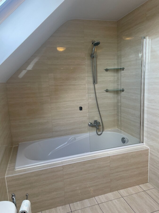 Verzorgde bel-etagewoning met 3 slpk, terras, patio  en garage nabij het centrum van As. 