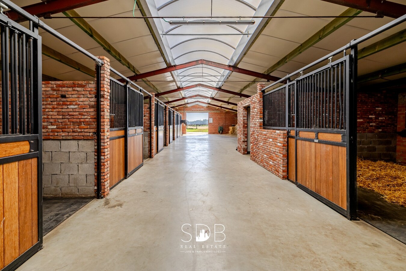 Hedendaagse woning met hippische accommodatie op 17.782m² 