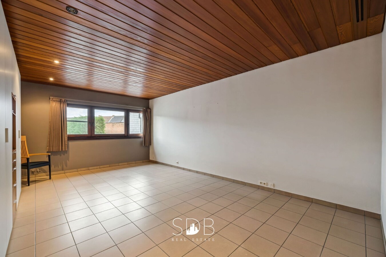 Prachtige ruime villa met gezinstuin + appartement op 2.135m² 