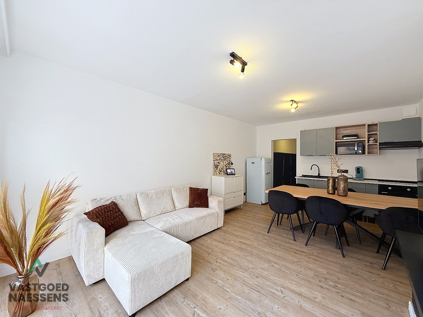 GERENOVEERDE STUDIO MET ZIJDELINGS ZICHT OP ZEE 