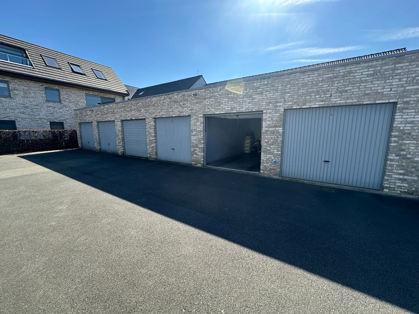 Instapklaar 2-slp appartement met terras én garage, Torhout Wijnendale 