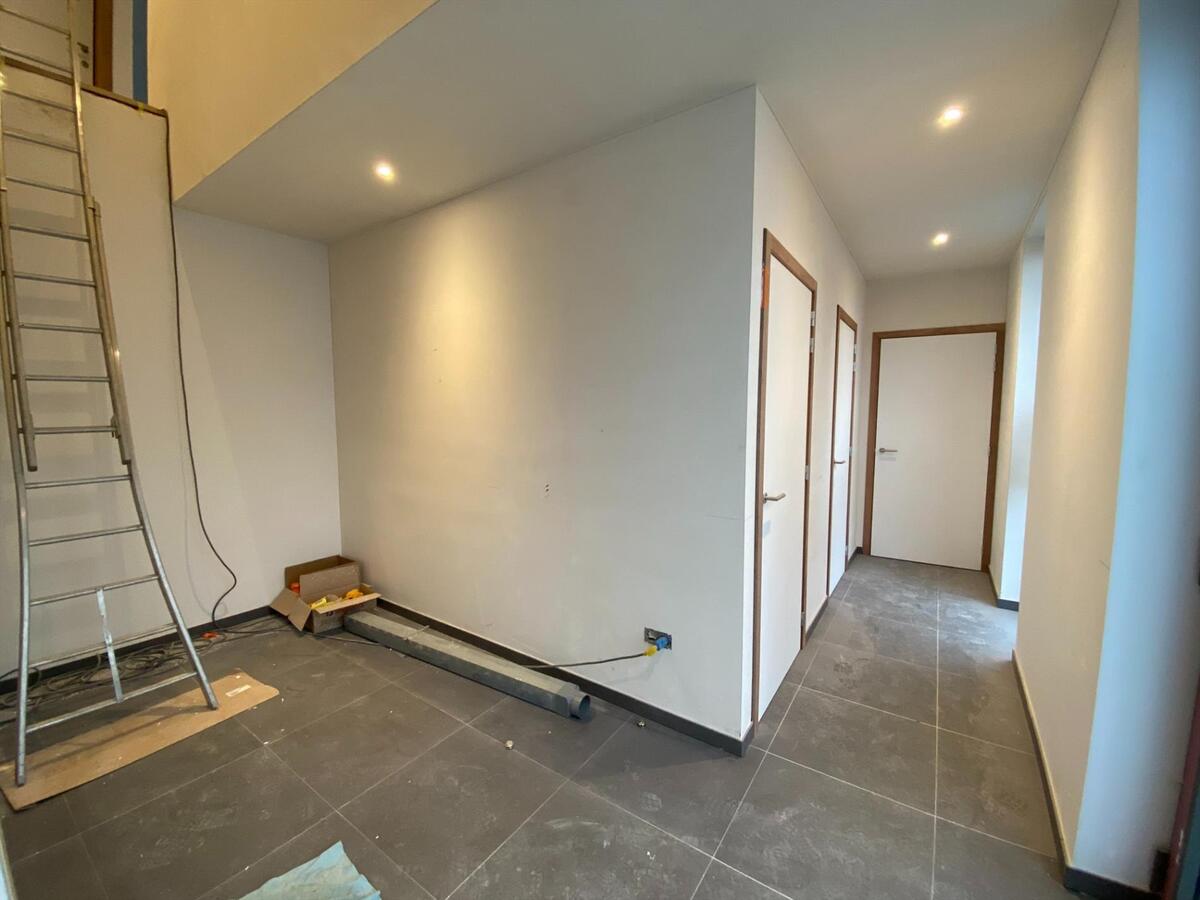 Ruime, energiezuinige nieuwbouwwoning met loods te Brielen 