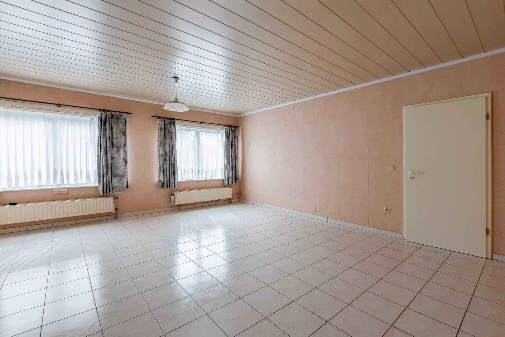 VERKOCHT ! Opbrengsteigendom met 2 appartementen en 2 garages 