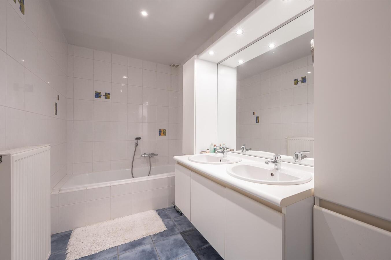 Goed gelegen woning met 4 slaapkamers, tuin &amp; parkeerplaats te Duinbergen 