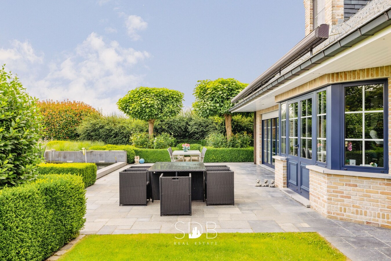 Villa, zwembad, zonnepanelen, luxe vastgoed, sdb real estate