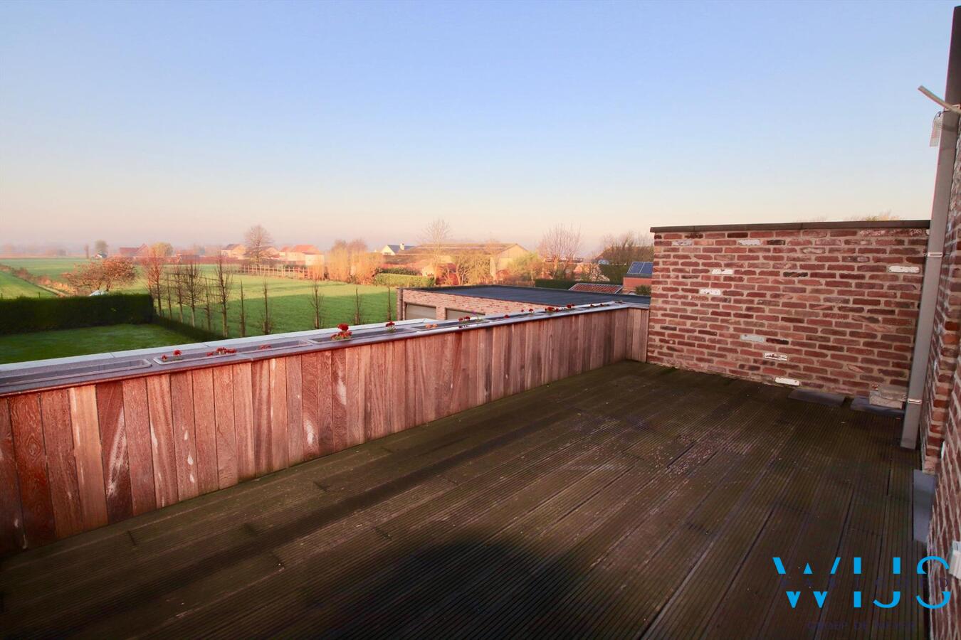 Recent tweeslaapkamer appartement met zonneterras &amp; garage te BASSEVELDE! 