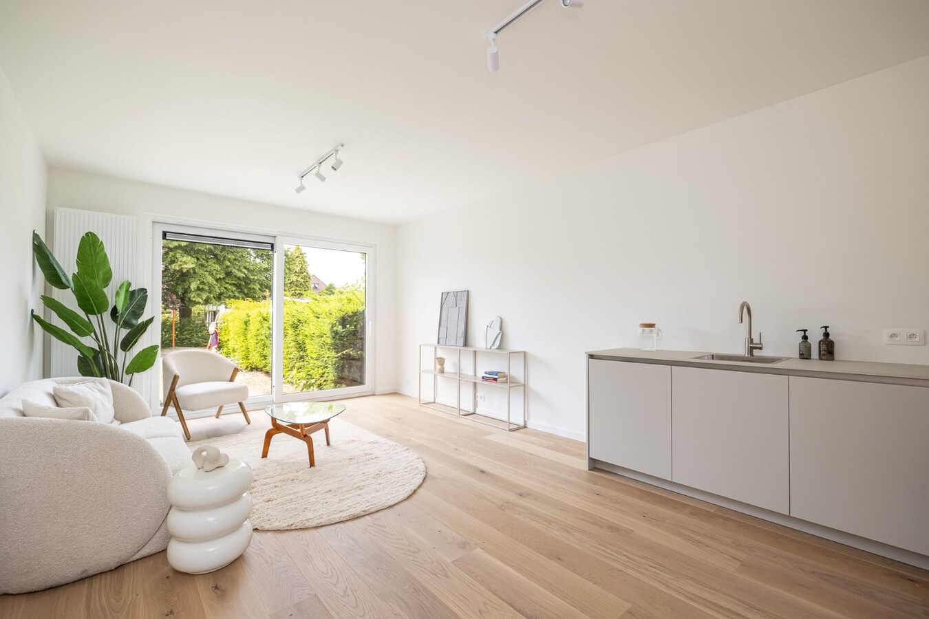 Gerenoveerd glvl appt met tuin te Kontich! 