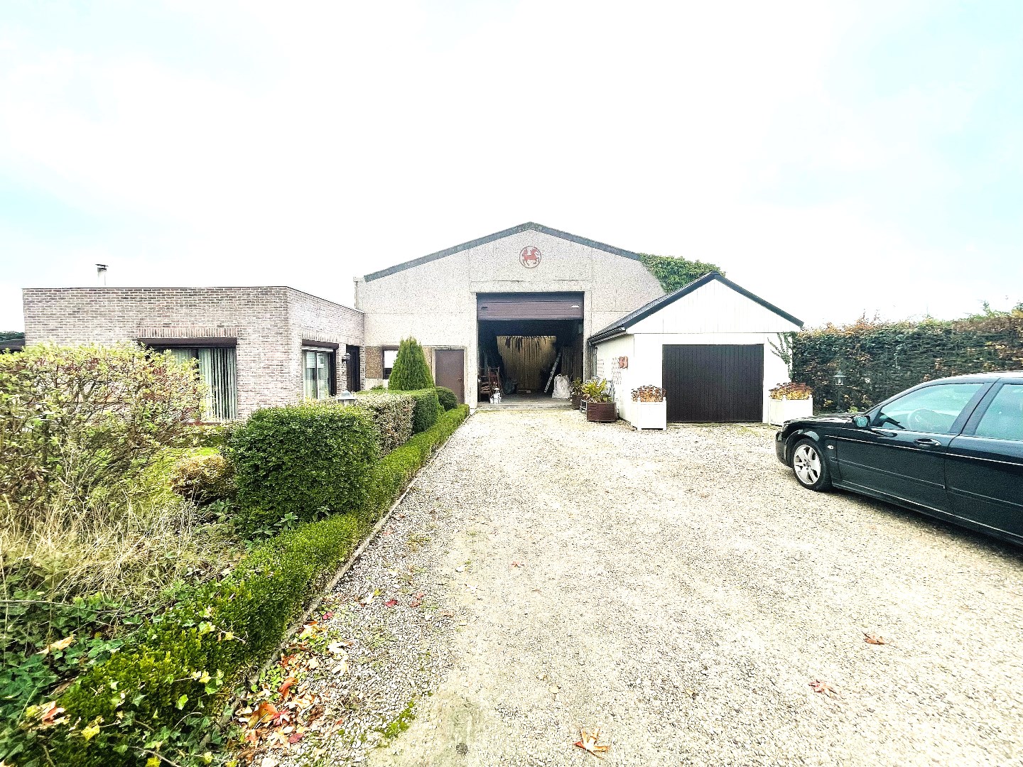 Woning met ruim magazijn op 2266 m² 