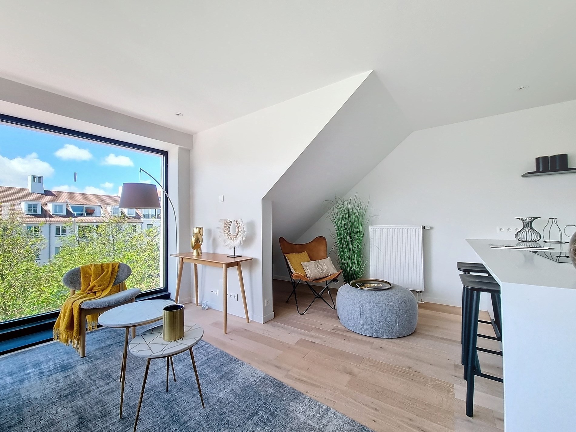 Nieuwbouw duplex in volledig gerenoveerd gebouw van 2021, centraal gelegen nabij Duinenwater, waardoor alle winkels en openbaar vervoer bereikbaar zijn op wandelafstand. 