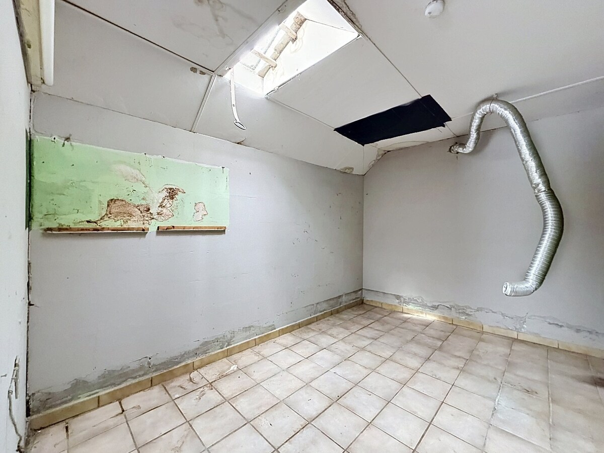 Te renoveren/te slopen woning op 16 are gelegen te Elene 
