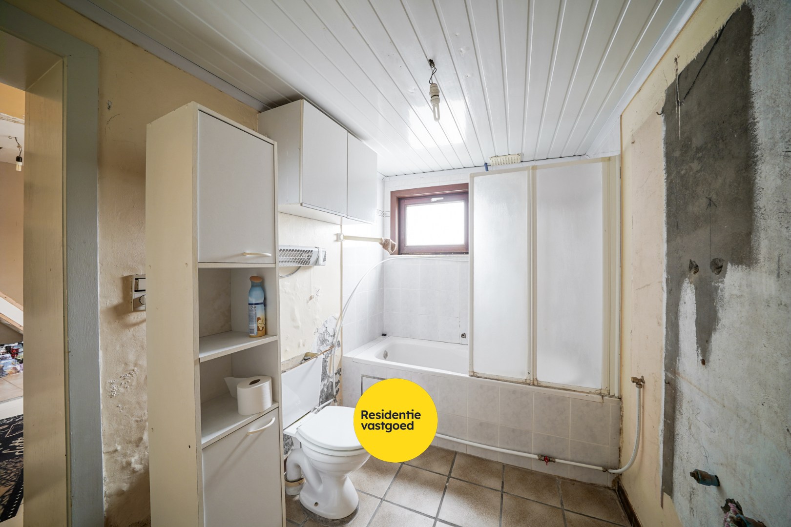 Alleenstaande woning op ruim perceel met vernieuwd woongedeelte en loods (80 m²) 