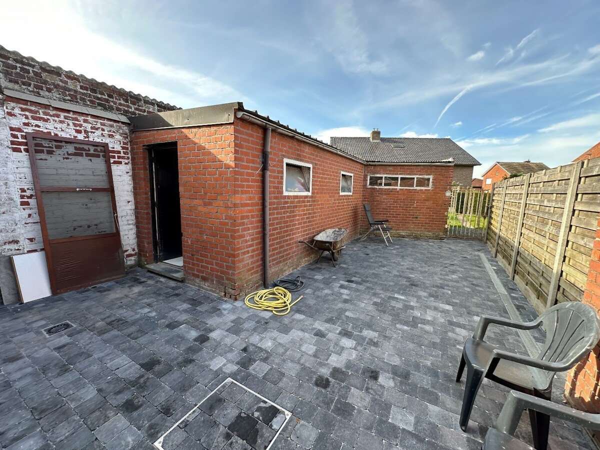 Vlot bereikbare woning met terras, tuin en achterliggende garage 