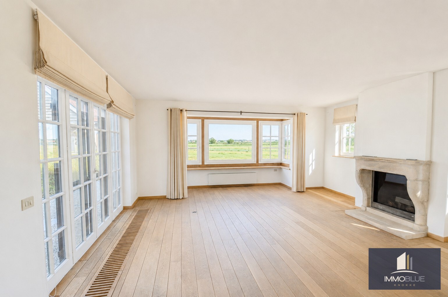 Tijdloze villa met uitzonderlijke vergezichten op een residentiële locatie. 
