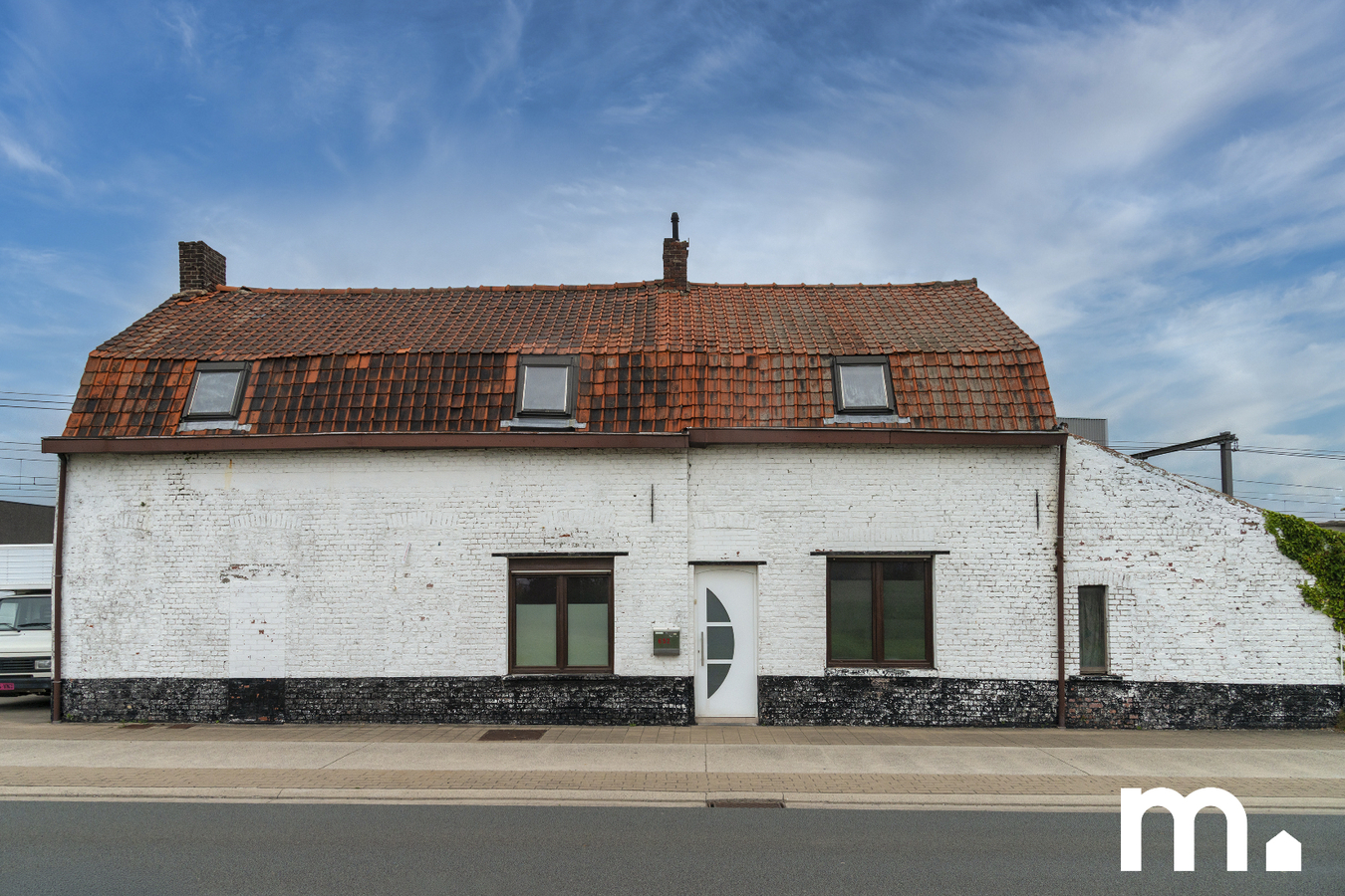 Centraal gelegen woning met ruime garage/opslagplaats te Izegem ! 