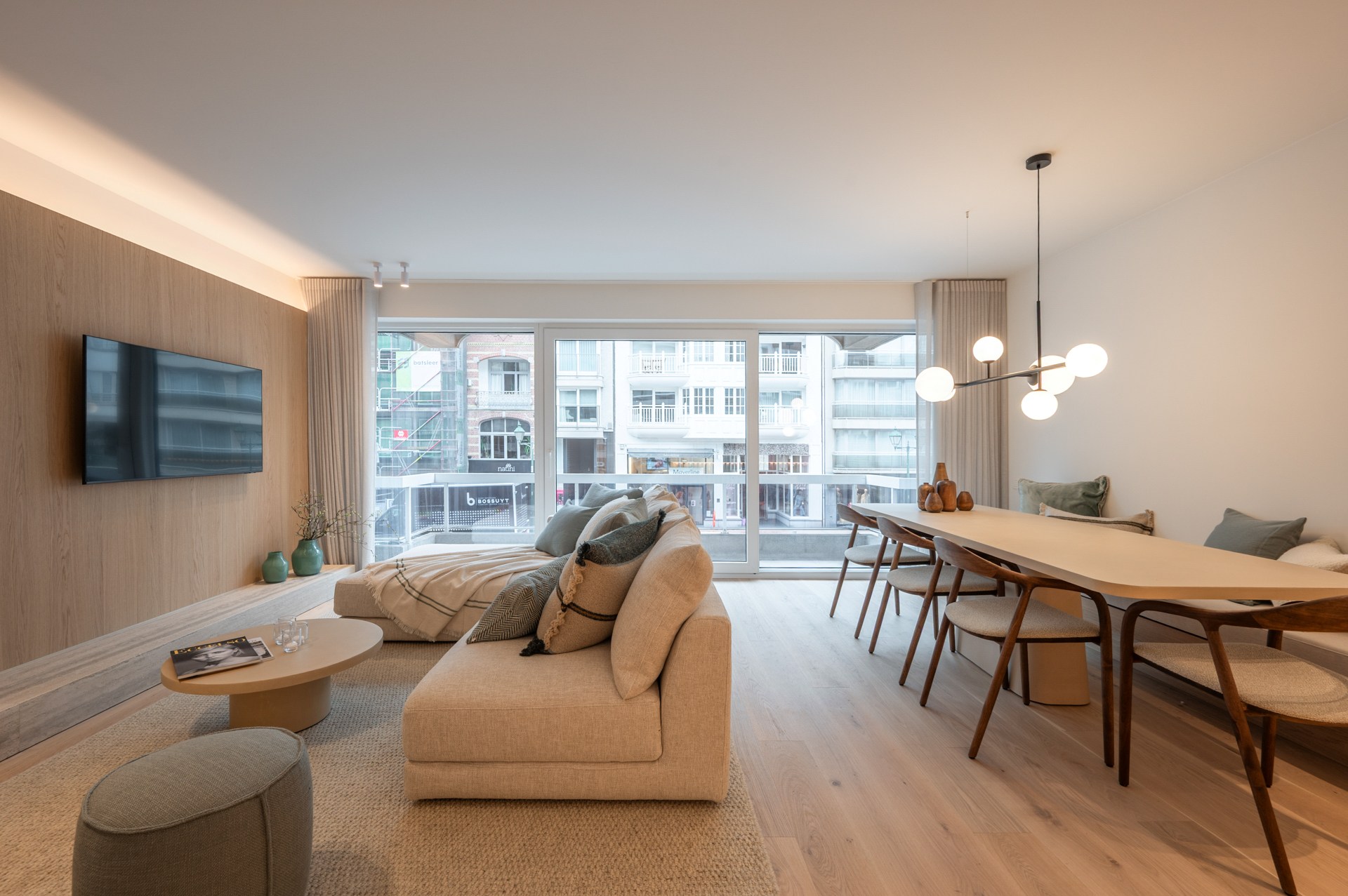 Prachtig gerenoveerd appartement met 3 slaapkamers centraal gelegen op de Lippenslaan te Knokke. 