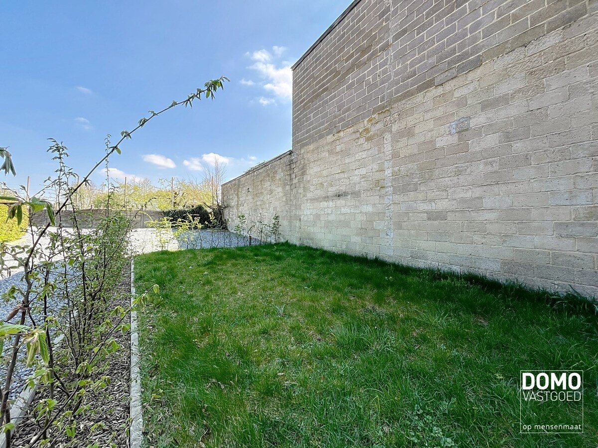 PRACHTIG GERENOVEERDE, LICHTRIJKE WONING MET 3 SLAAPKAMERS, 2 BADKAMERS, EEN ZONNIGE TUIN EN 2 PARKEERPLAATSEN TE GINGELOM (MIELEN-BOVEN-AALST) 