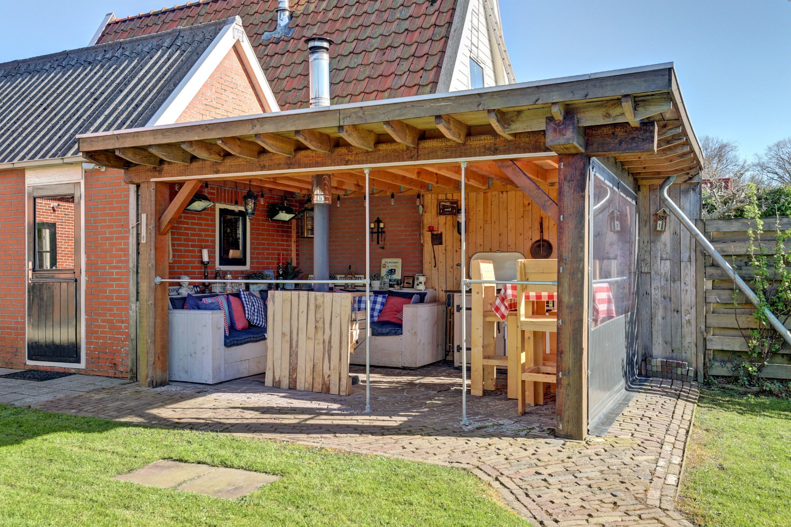 Vrijstaande woning met diepe zonnige tuin, overkapping en royale bijgebouwen 