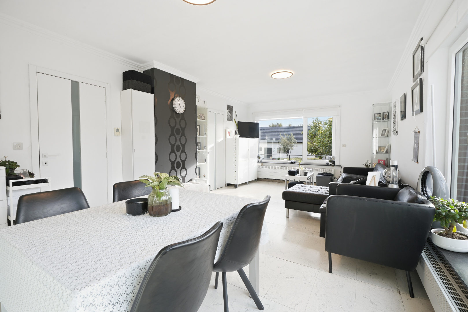Halfopen woning met zongerichte tuin vlak bij het centrum van Veurne 
