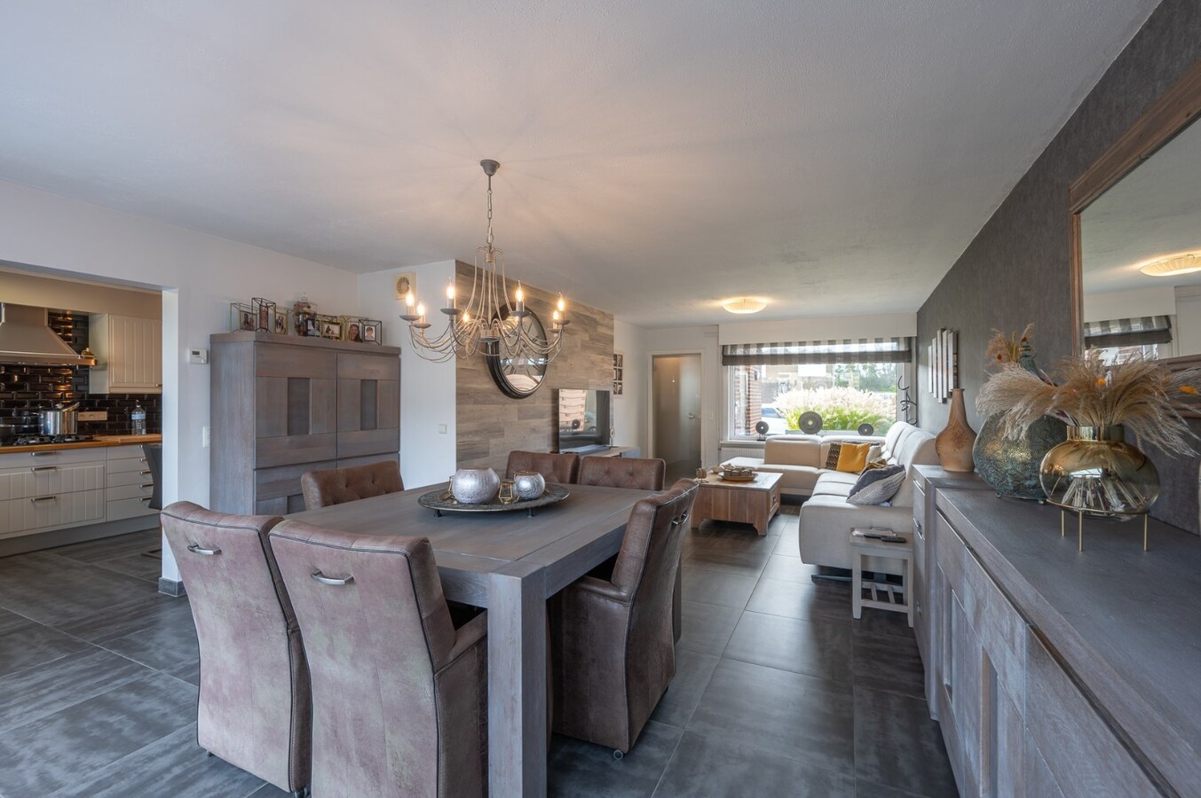 Rustig gelegen halfopen bebouwing met tuin en twee garages te Heist 