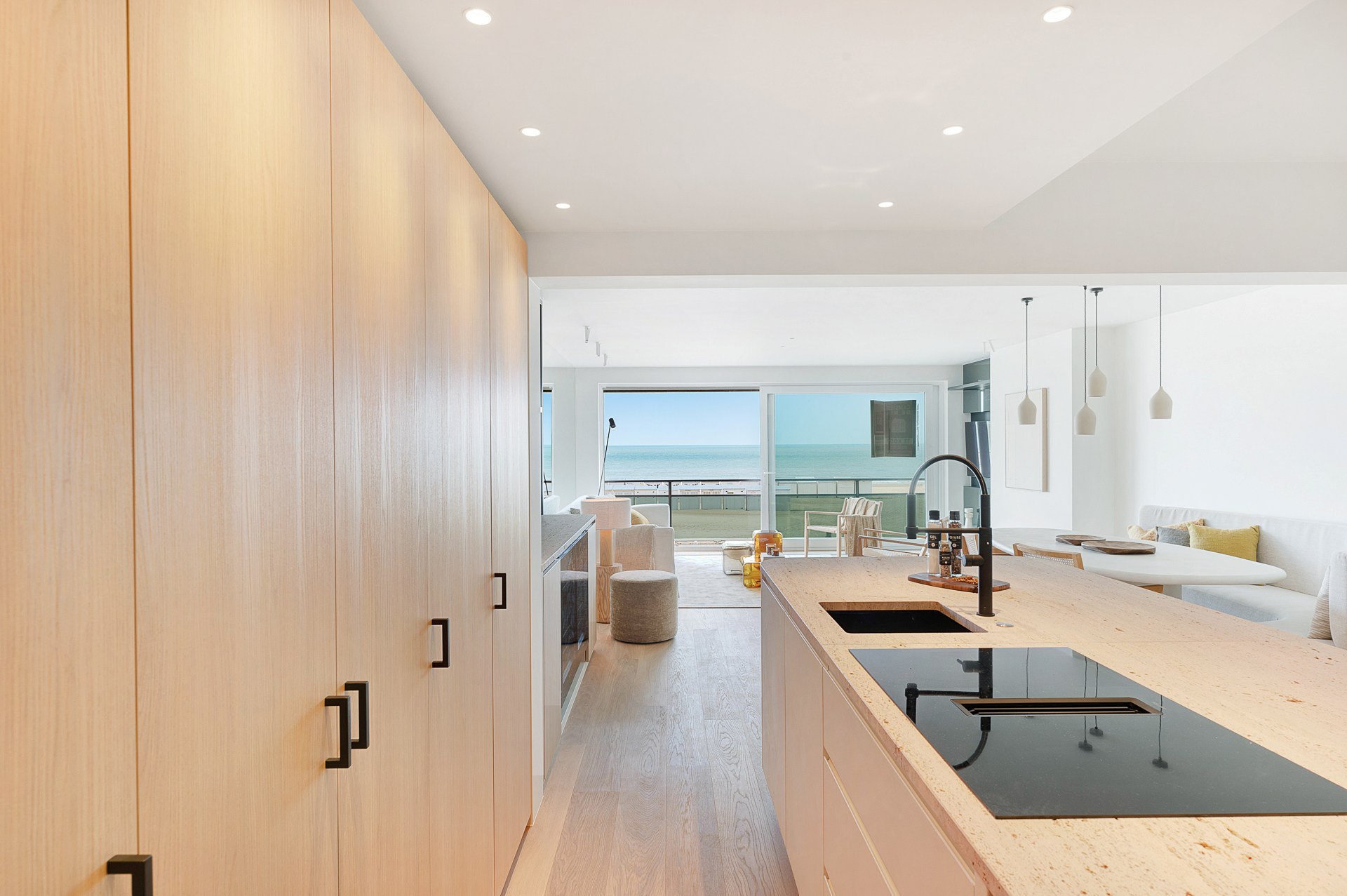 Op een absolute topligging aan de zeedijk in het Zoute bevindt zich dit prachtig gerenoveerde appartement op de eerste verdieping van een standingvolle residentie, met een gevelbreedte van 5,20 meter 