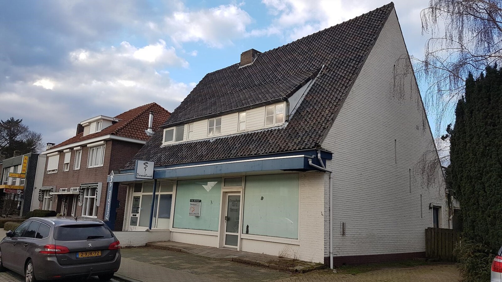 Voormalige winkel/dierenartspraktijk en woning gelegen op een kavel van 865 m2 aan de Sniederslaan 76-78 te Bladel. 