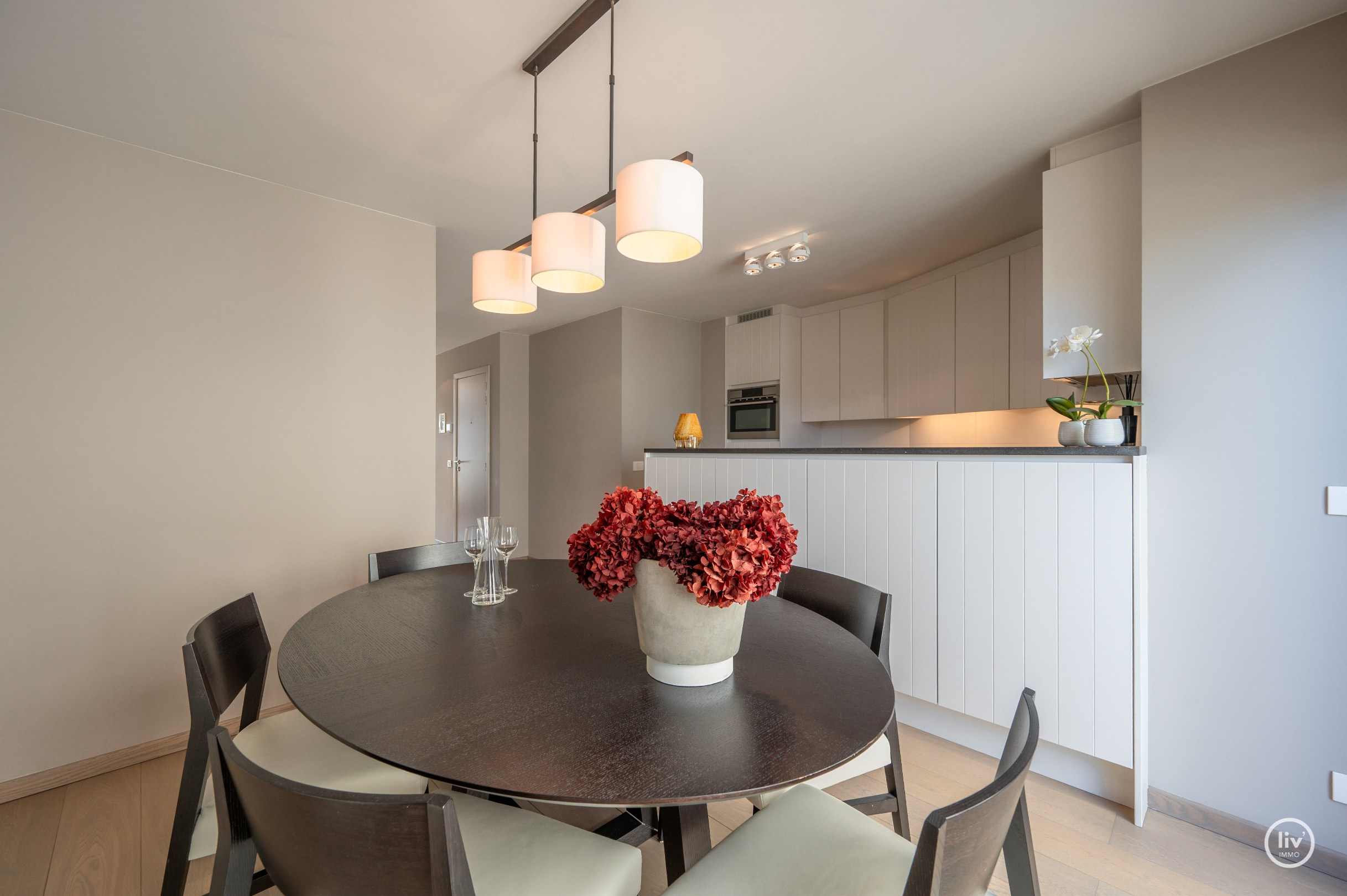 Appartement en duplex ensoleillé et spacieux avec terrasse orientée plein sud situé dans la Zoutelaan à Knokke. 