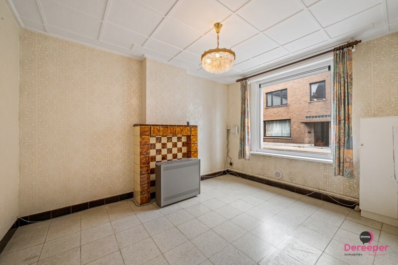 Te renoveren rijwoning op centrale ligging met leuke zuidgerichte tuin 