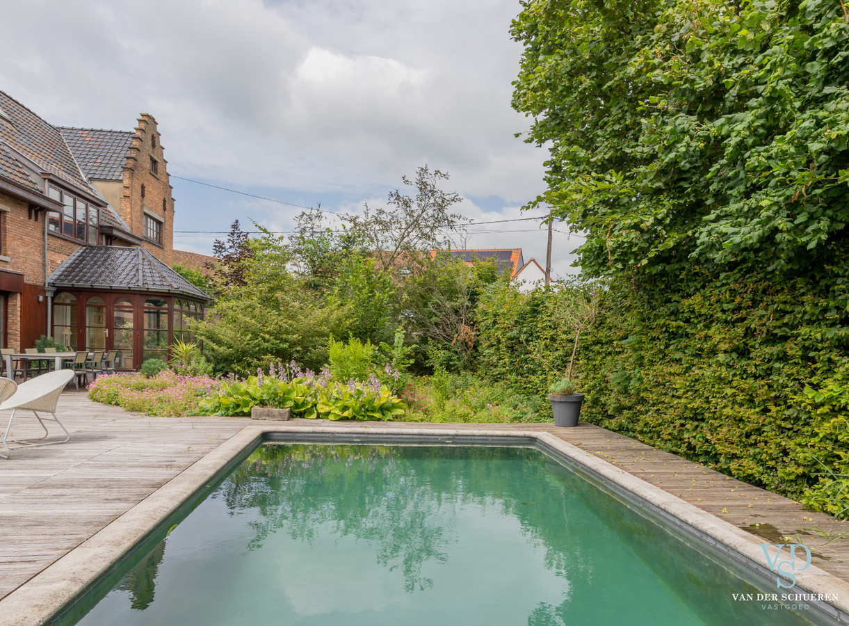 Authentieke herenwoning met atelier / bureau's. 