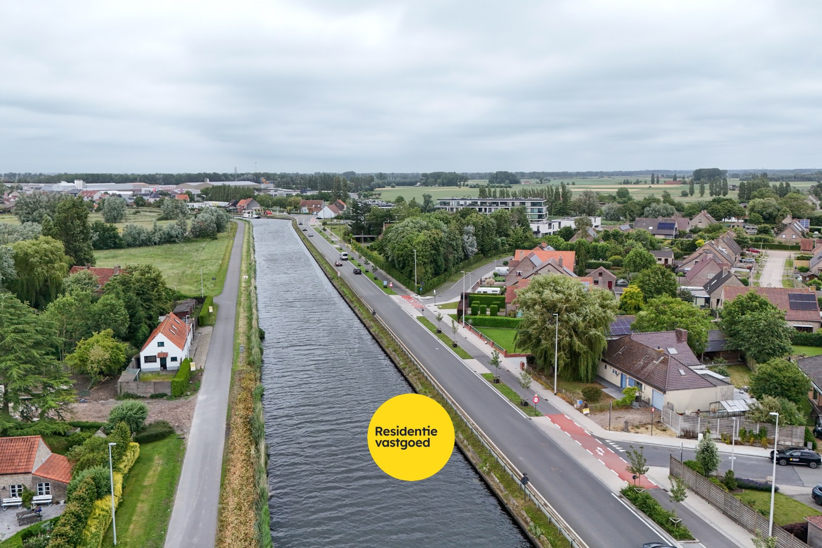 Vrijstaande bungalow met veel potentieel langs het water in hartje Oudenburg 