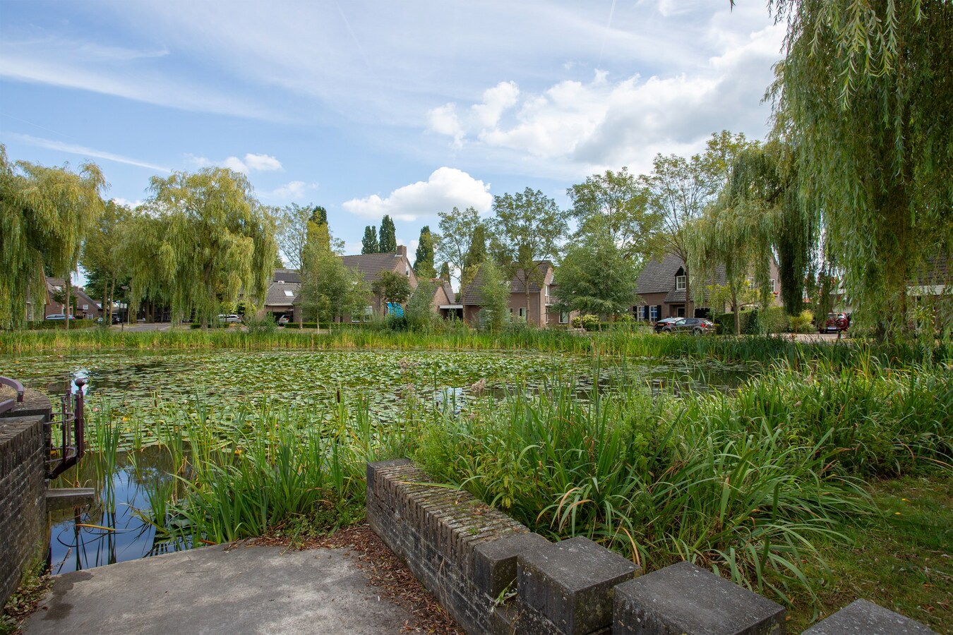 Degelijk gebouwde en perfect onderhouden vrijstaand-geschakelde gezinswoning aan ‘De Lovensbroek’. 