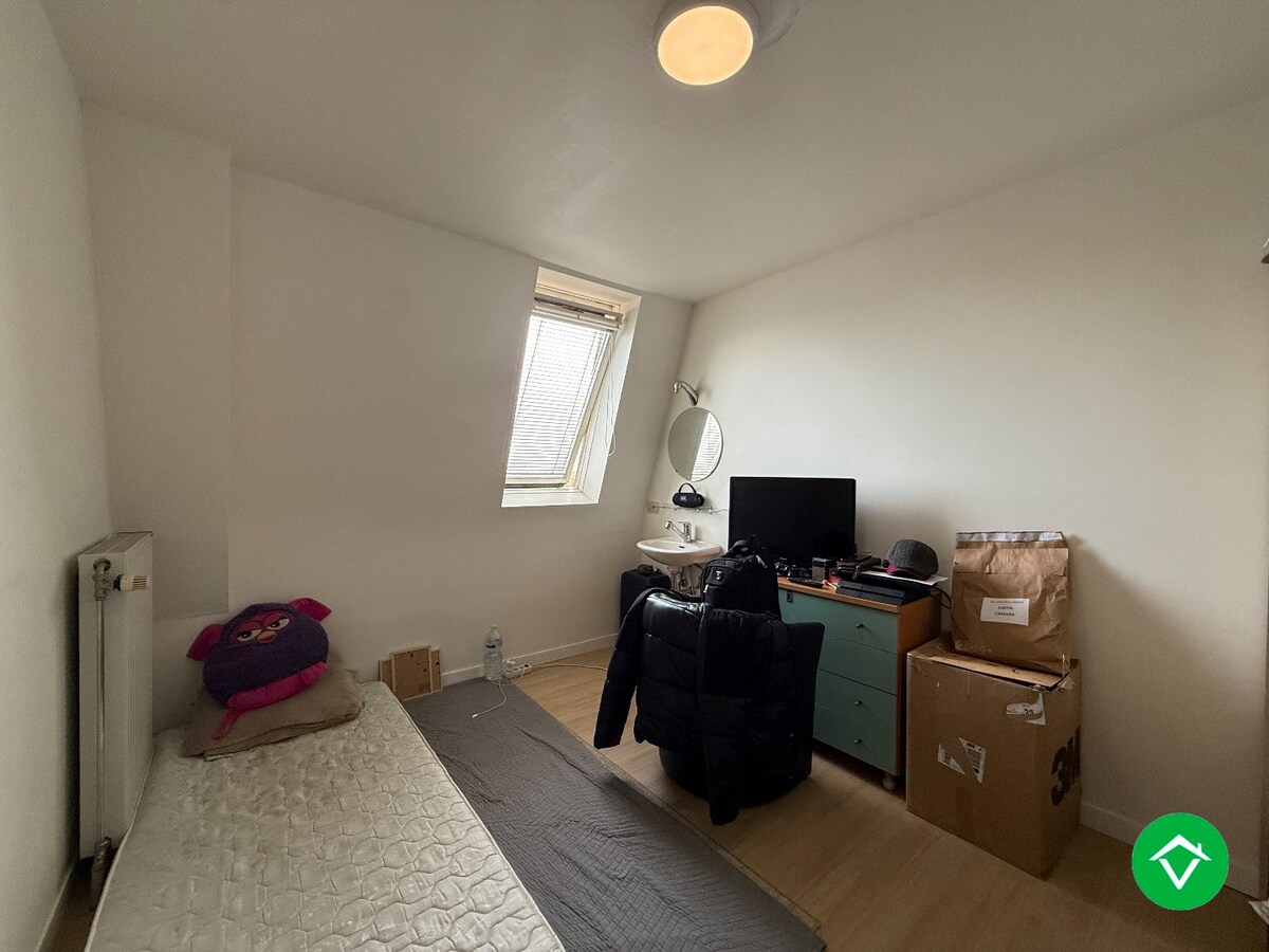 Instapklaar dakappartement met 4 slaapkamers met 2 terrassen en autostaanplaats te Roeselare 