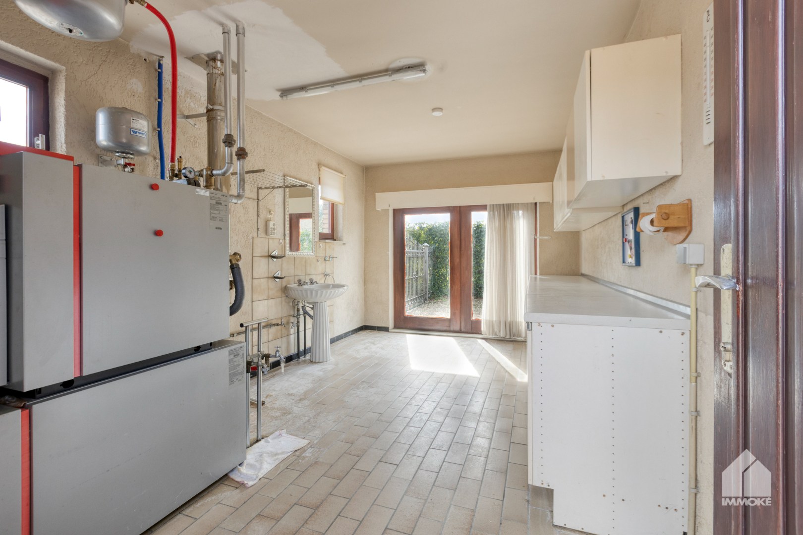 Te renoveren, gelijkvloerse woning op 13a 60ca met 2 slpk en garage. 