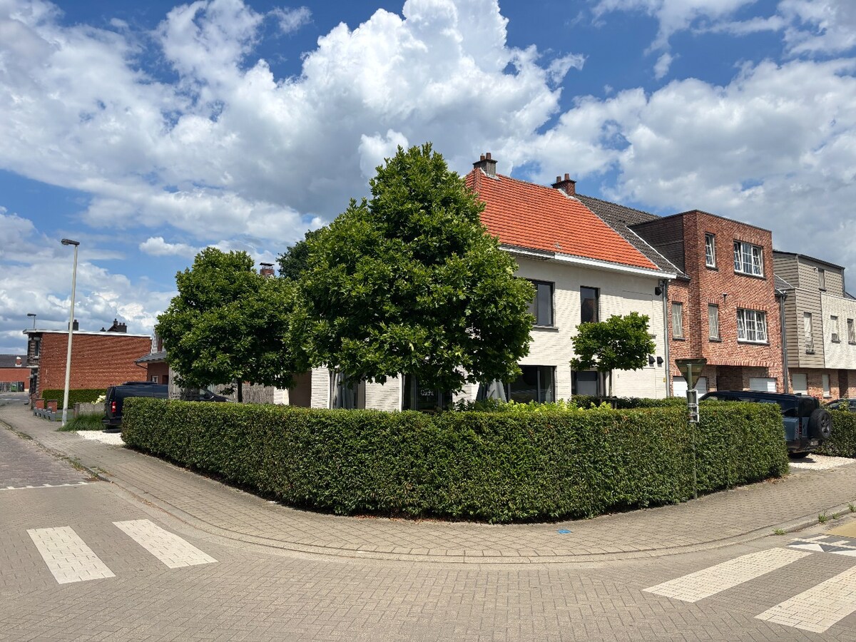 Volledig gerenoveerd en instapklaar horecapand op toplocatie in Oelegem 