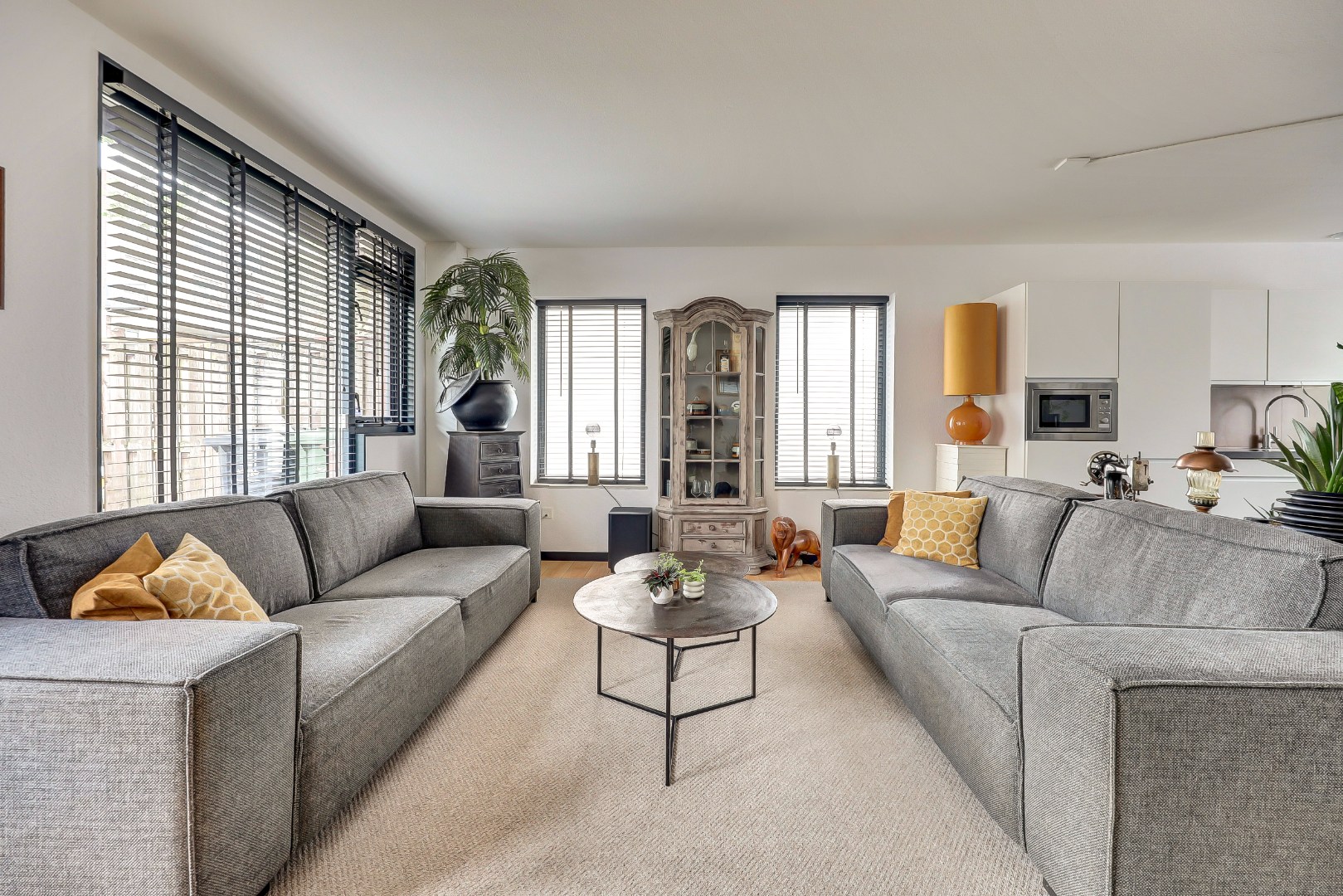 Instap klaar en moderne 4-kamer hoekwoning met 3 ruime slaapkamers, fraaie keuken en badkamer, onderhoudsvriendelijke tuin en gelegen op eigen grond. 