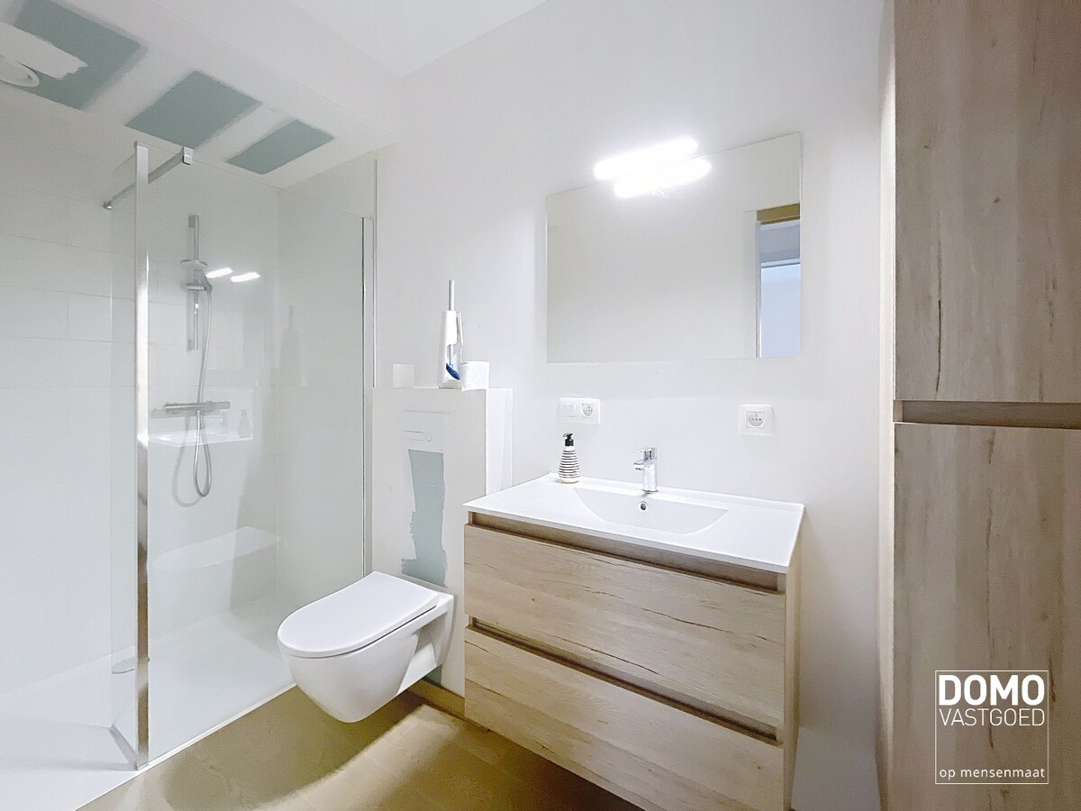 RUIM TWEE SLAAPKAMER APPARTEMENT MET TERRAS, LIFT EN AUTOSTANDPLAATS IN CENTRUM KERMT 