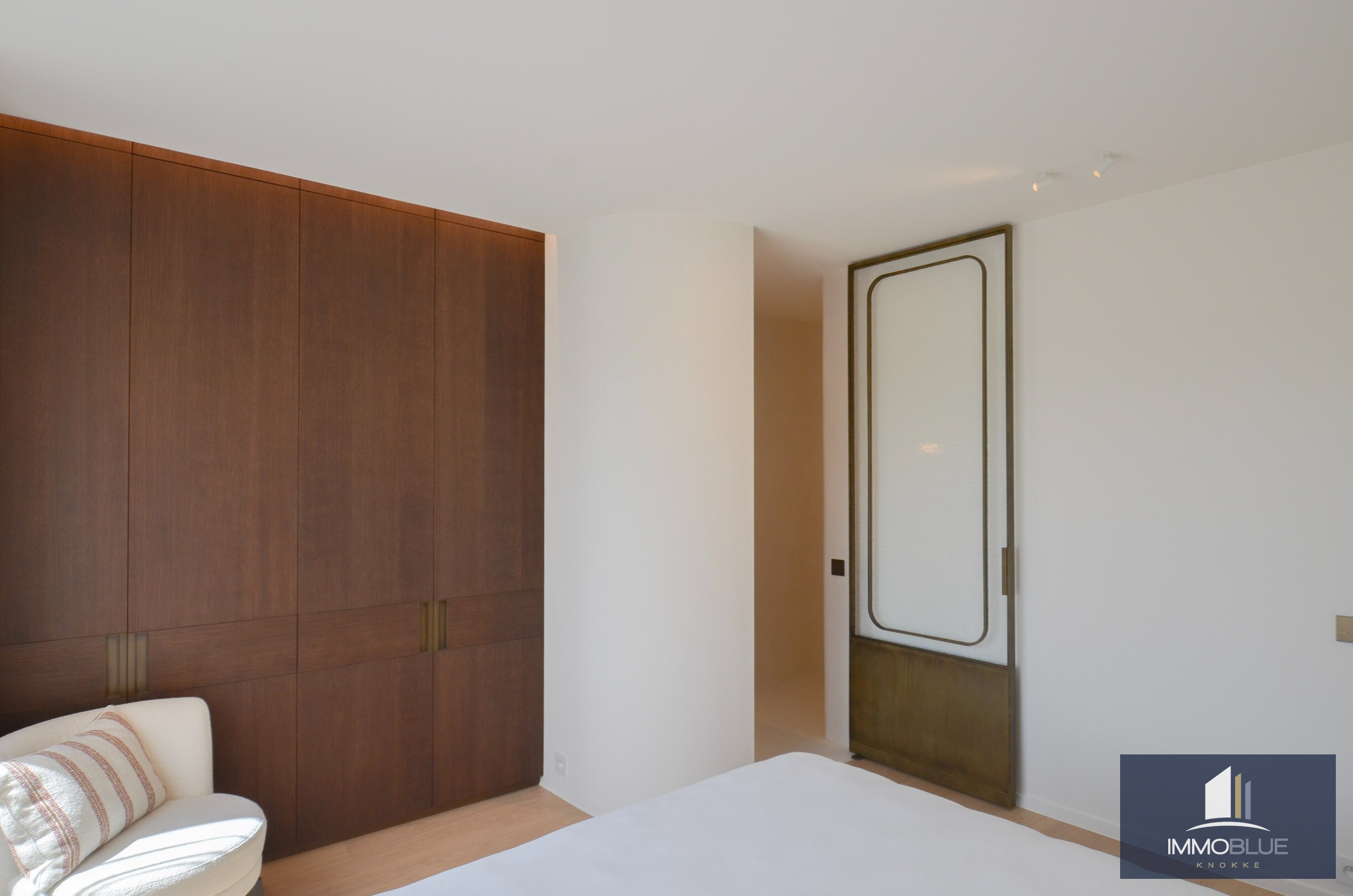 Uitzonderlijk gerenoveerd appartement met frontaal zeezicht in het Zoute. 