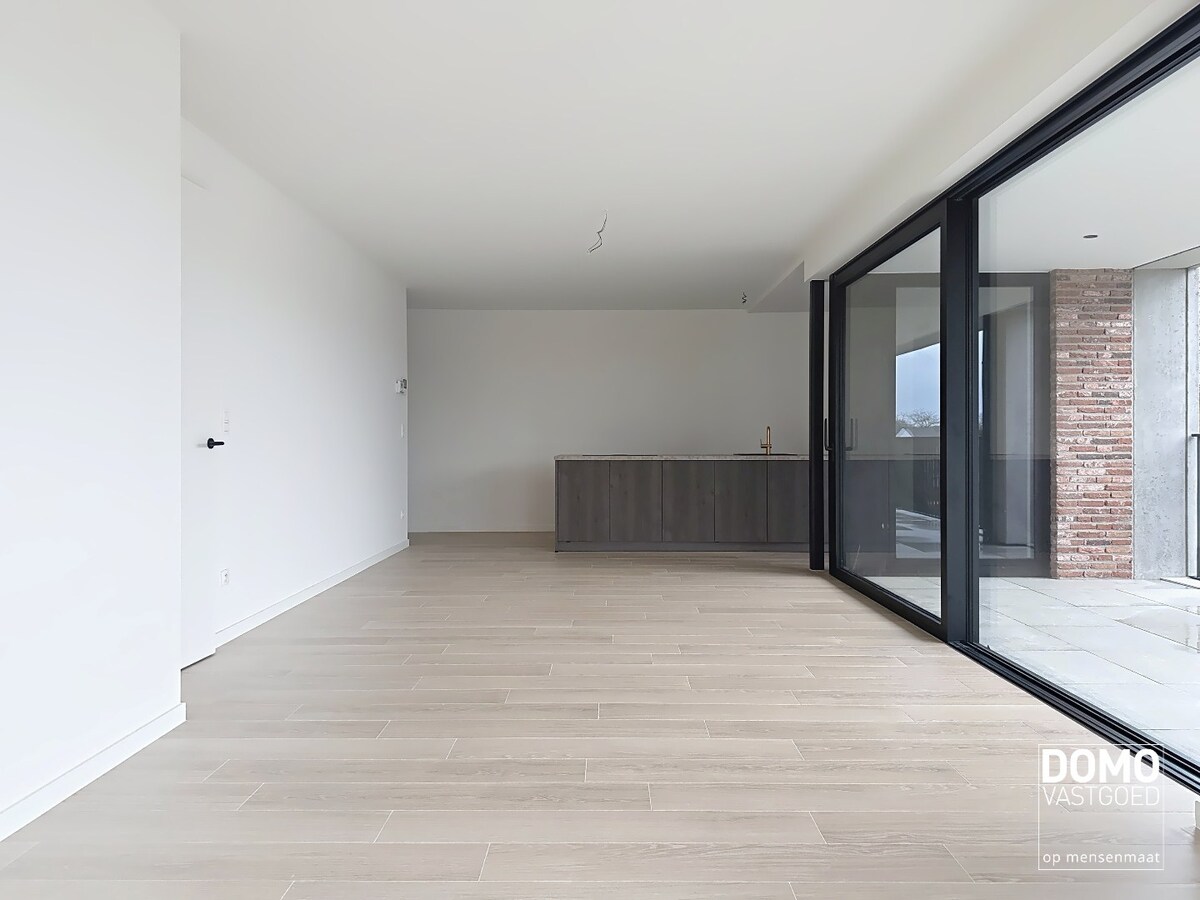 RUIM TWEE SLAAPKAMER APPARTEMENT MET PRACHTIG TERRAS, LIFT EN GARAGEBOX IN CENTRUM KERMT 