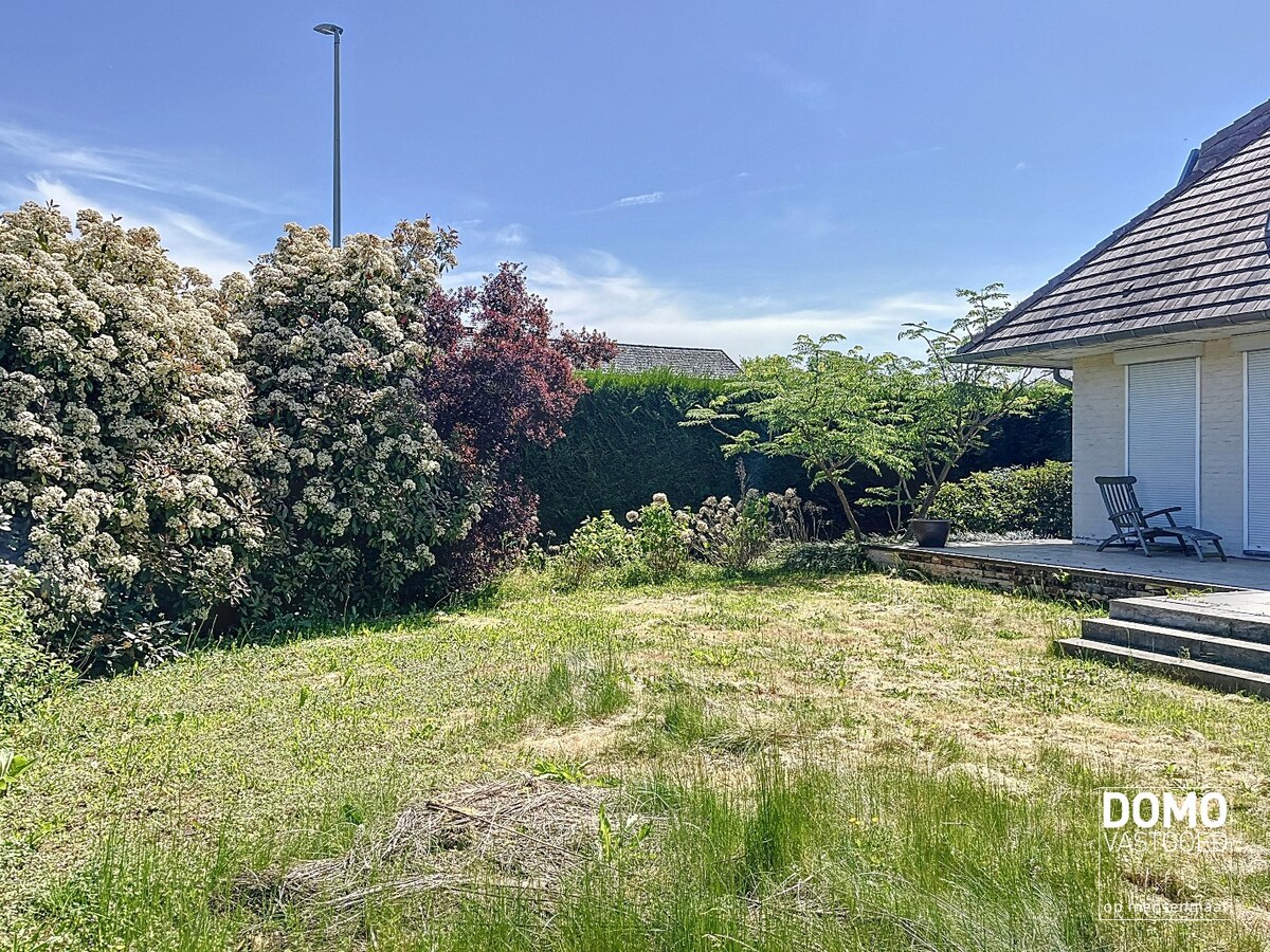 RUIME GEZINSWONING MET TUIN EN GARAGE TE KERMT 