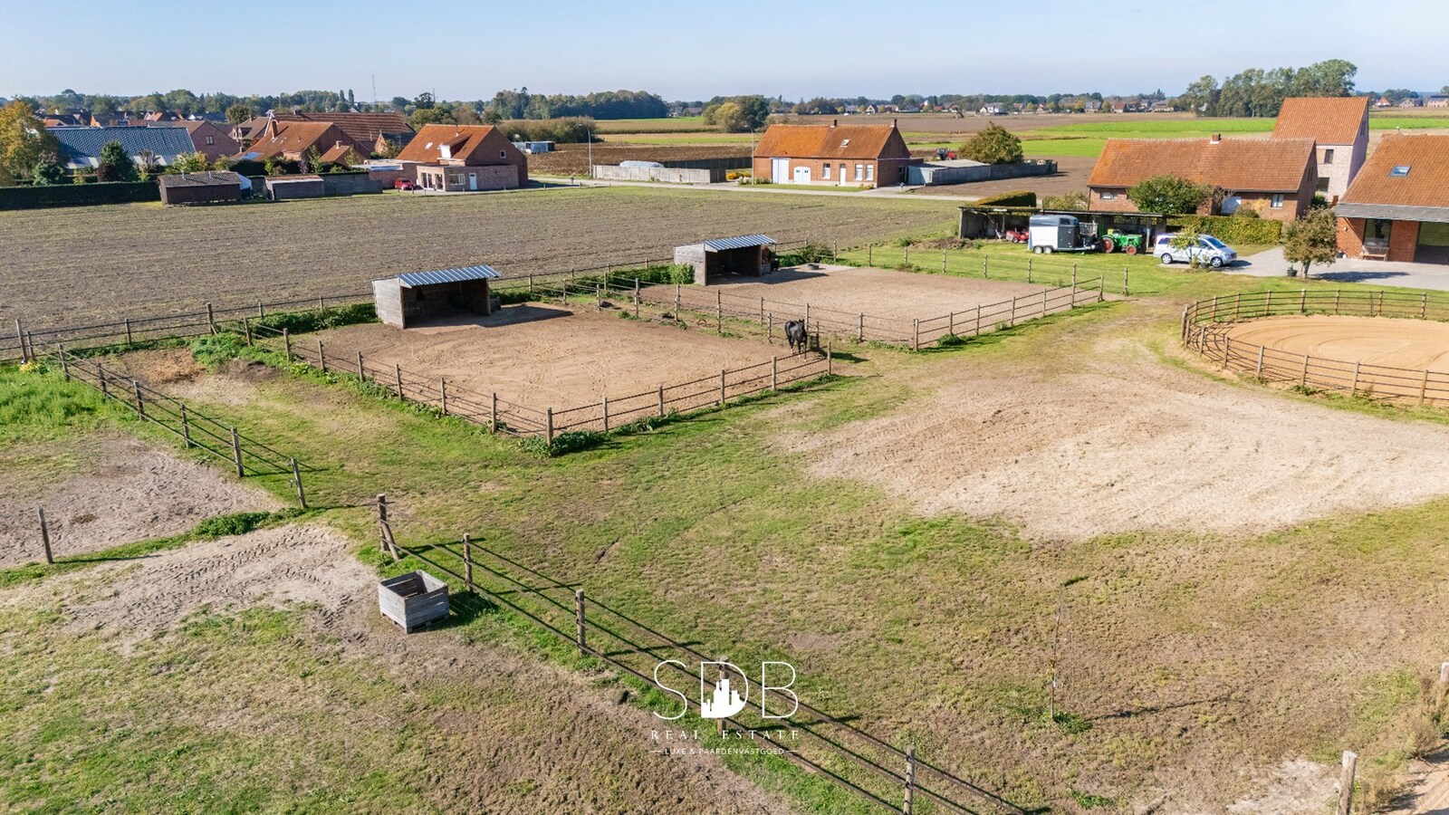 Hedendaagse woning met hippische accommodatie op 17.782m² 