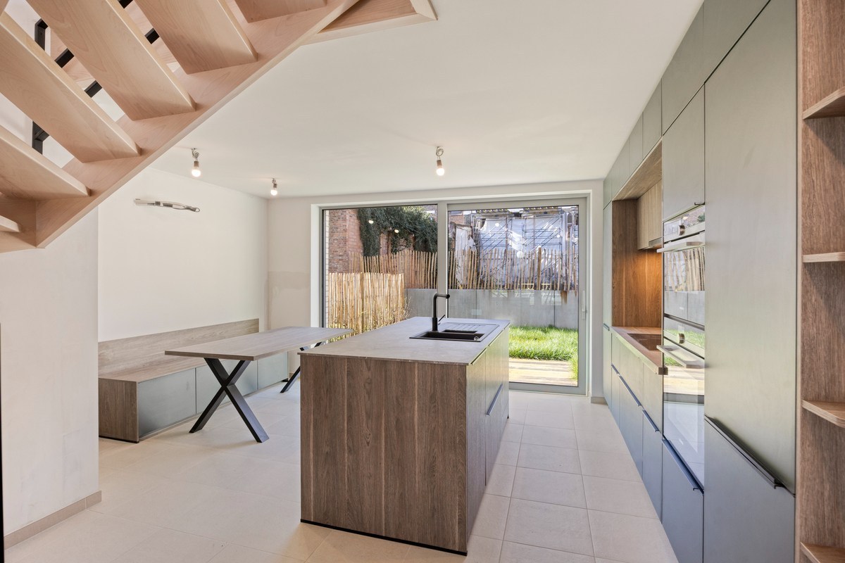 Instapklare woning met zeer goede afwerking, 3 slaapkamers, 3 badkamers, tuin, terras en autostaanplaats in het centrum van Tienen – EPC 27 kWh/m² - bewoonbare opp. 172 m² 