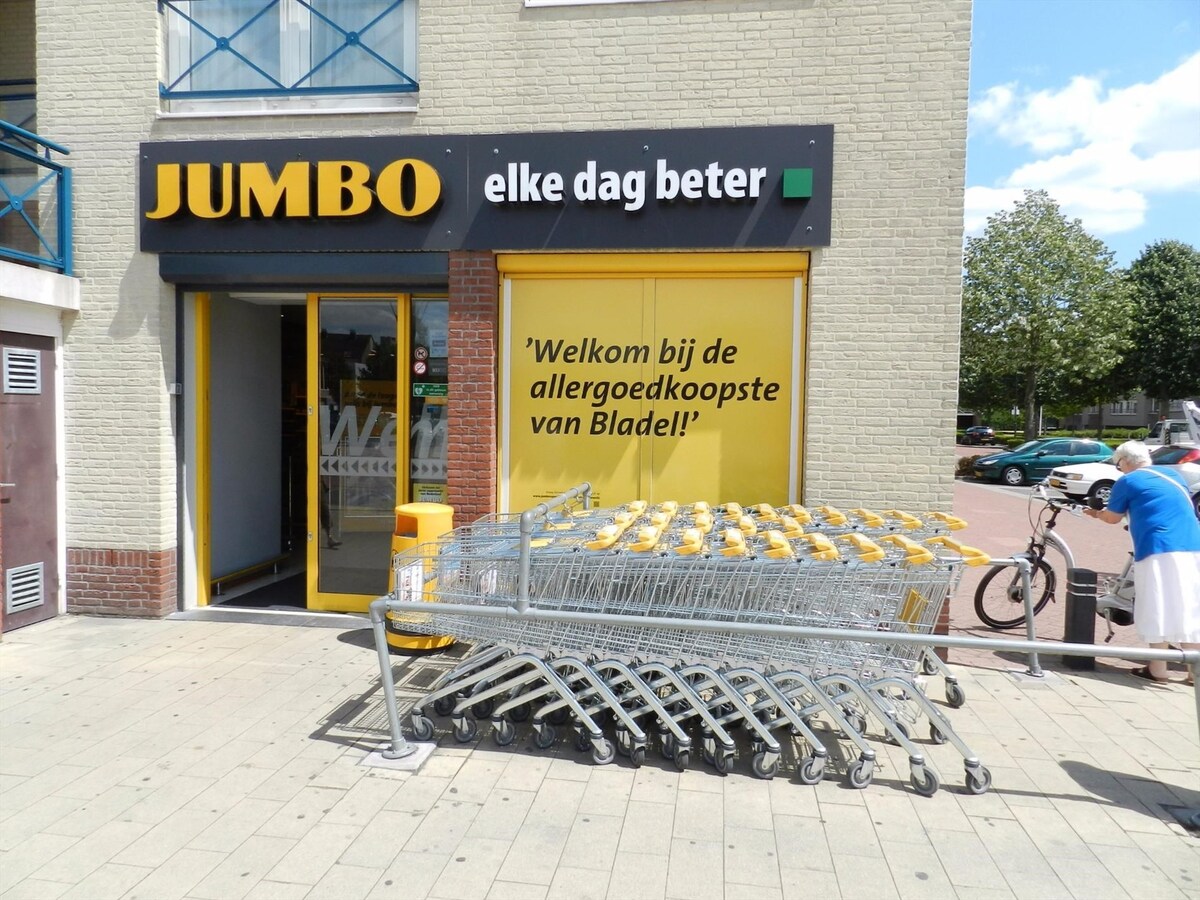 Zeer fraai winkelpand te koop in het prestigieuze Marktstaete complex in het centrum van Bladel (NB). 