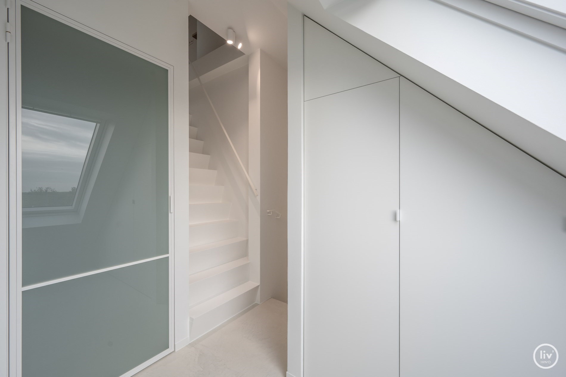 Superbe appartement en duplex magnifiquement rénové avec une spacieuse terrasse orientée vers l'ouest, situé sur la Lippenslaan à Knokke. 